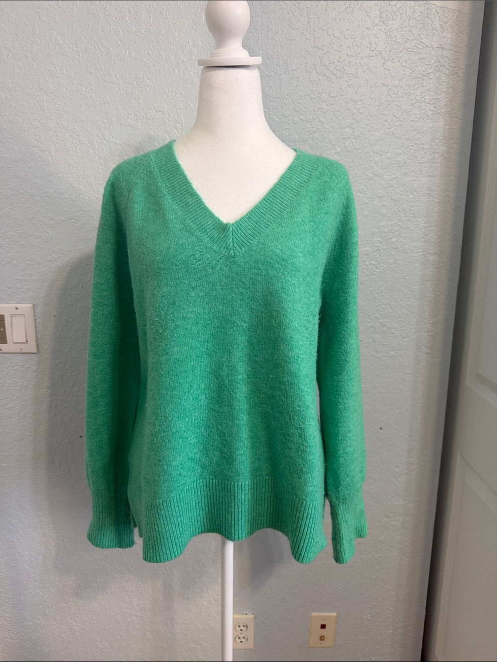LOFT V-Neck Sweater in Mint Green Large